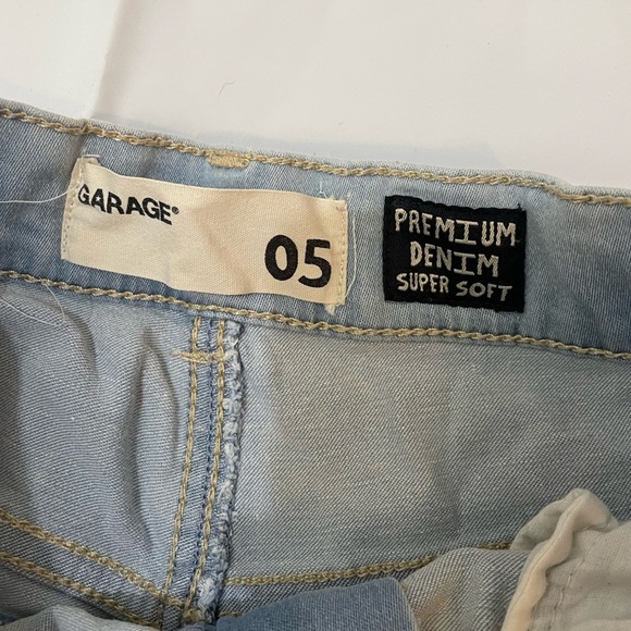 π Garage Distressed Denim Shorts β Size 5 π - Picture 8 of 9